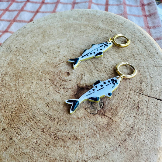 Detailed sardines with gold rim