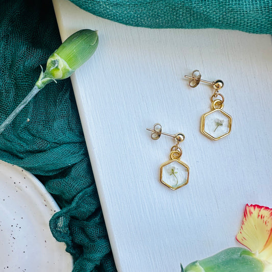 Dainty hexagon single white flower (note small bubble on each)