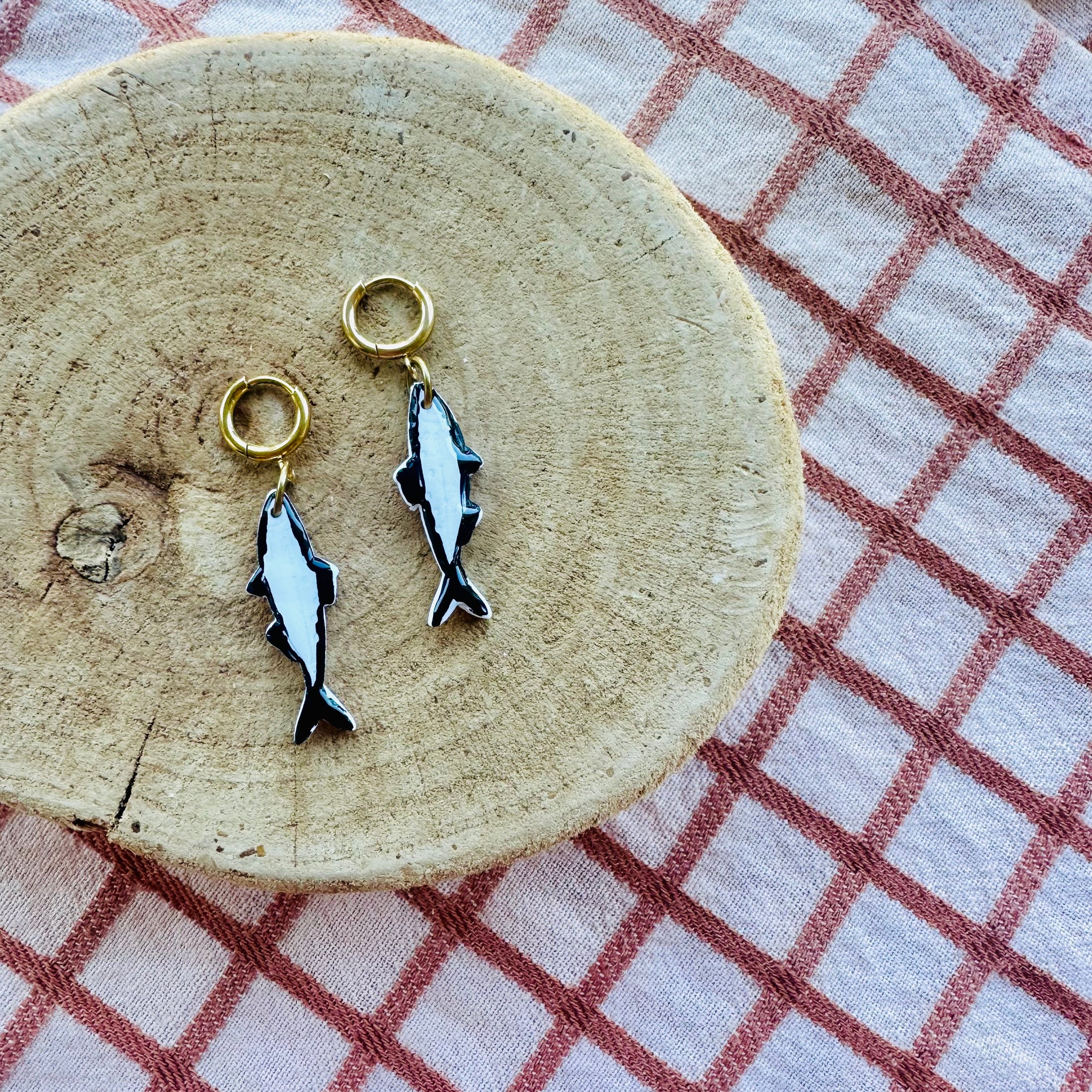 Black and white sardines
