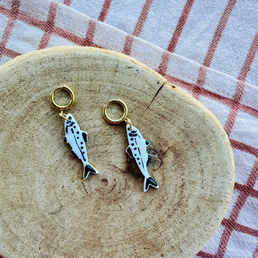Detailed sardines with gold rim