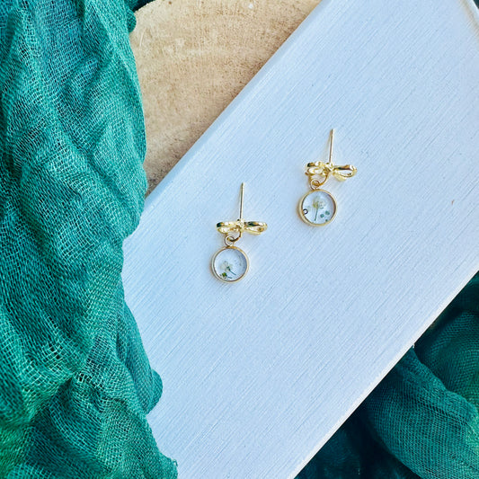 Tiny bow white flower medley