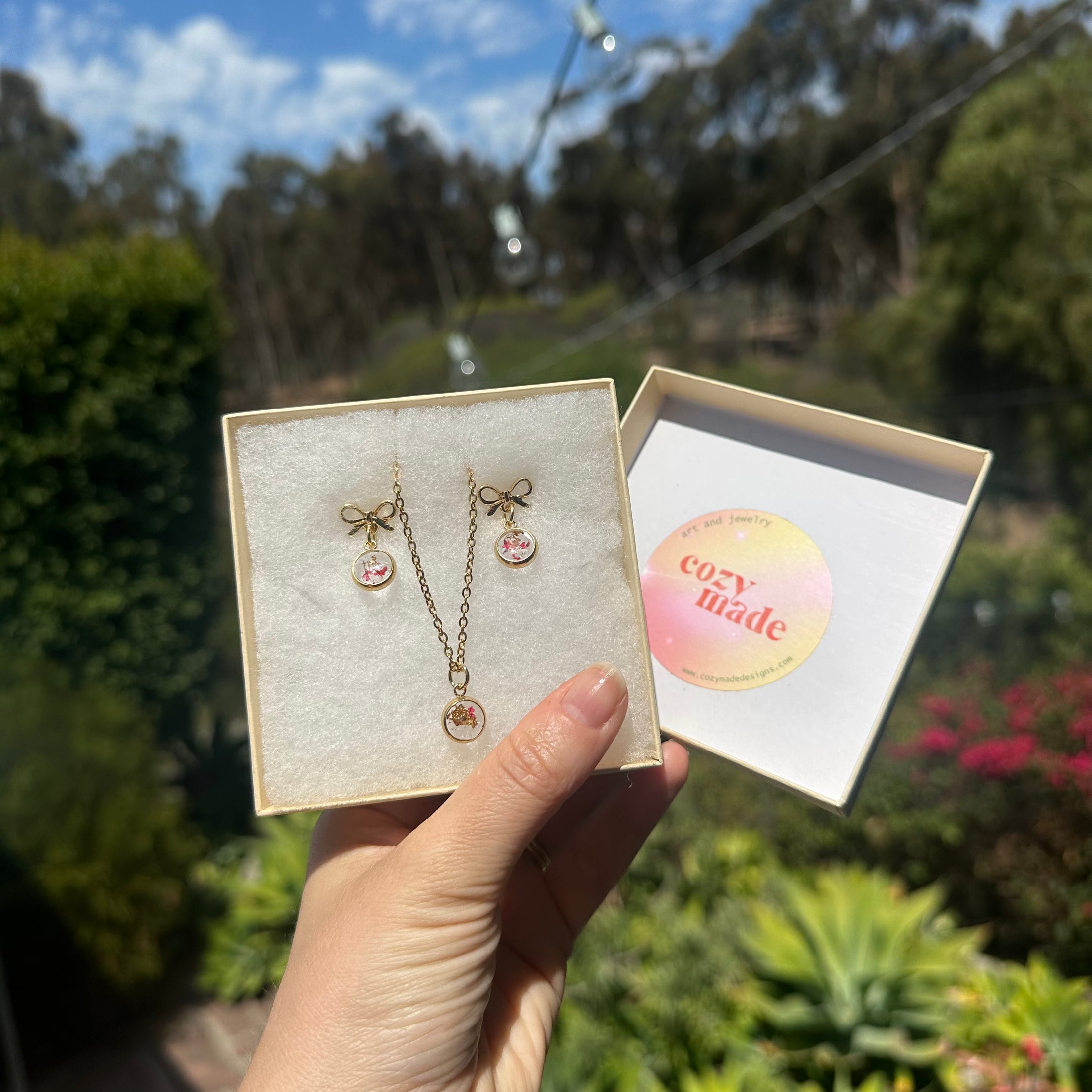 Pink flower and gold gift box