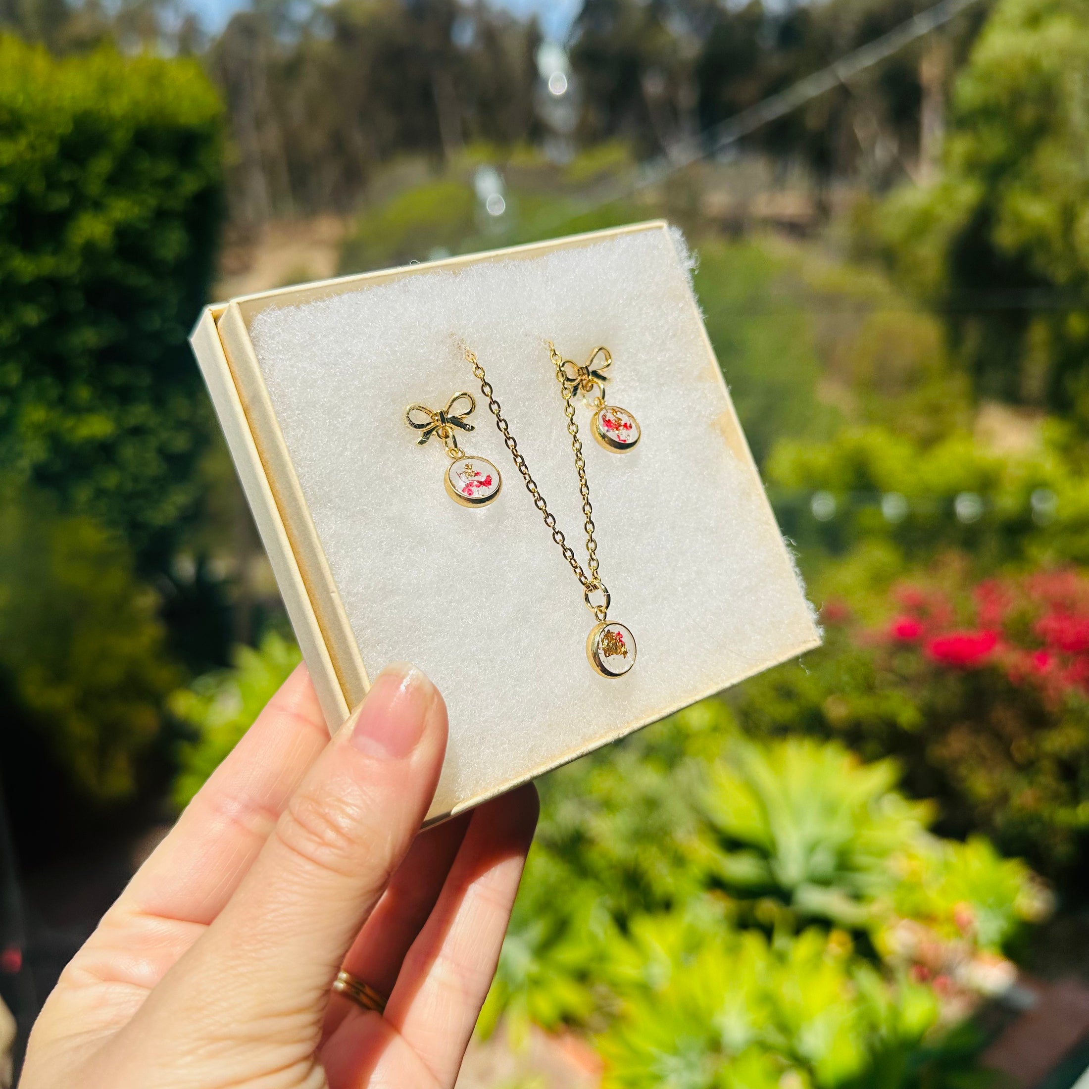 Pink flower and gold gift box