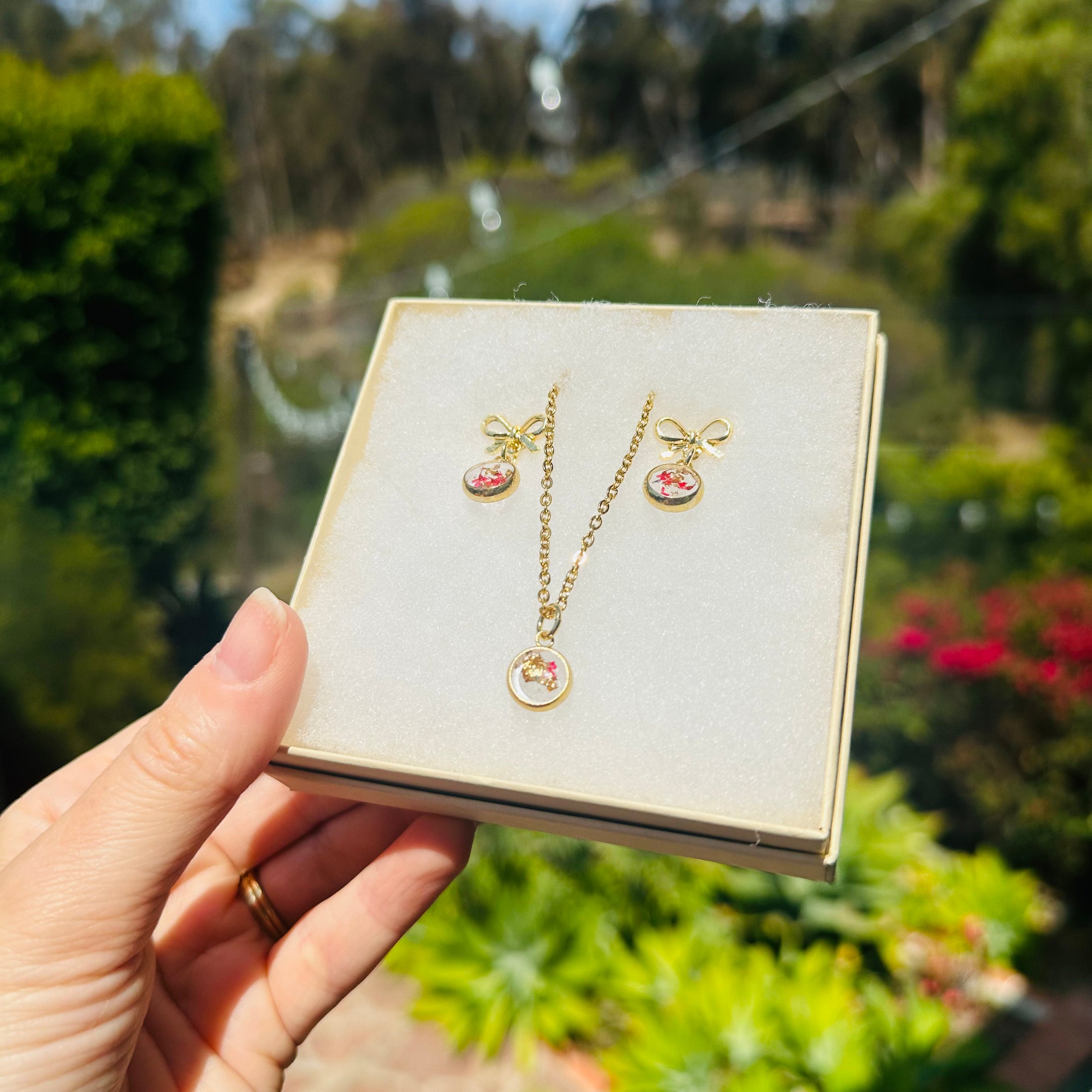 Pink flower and gold gift box