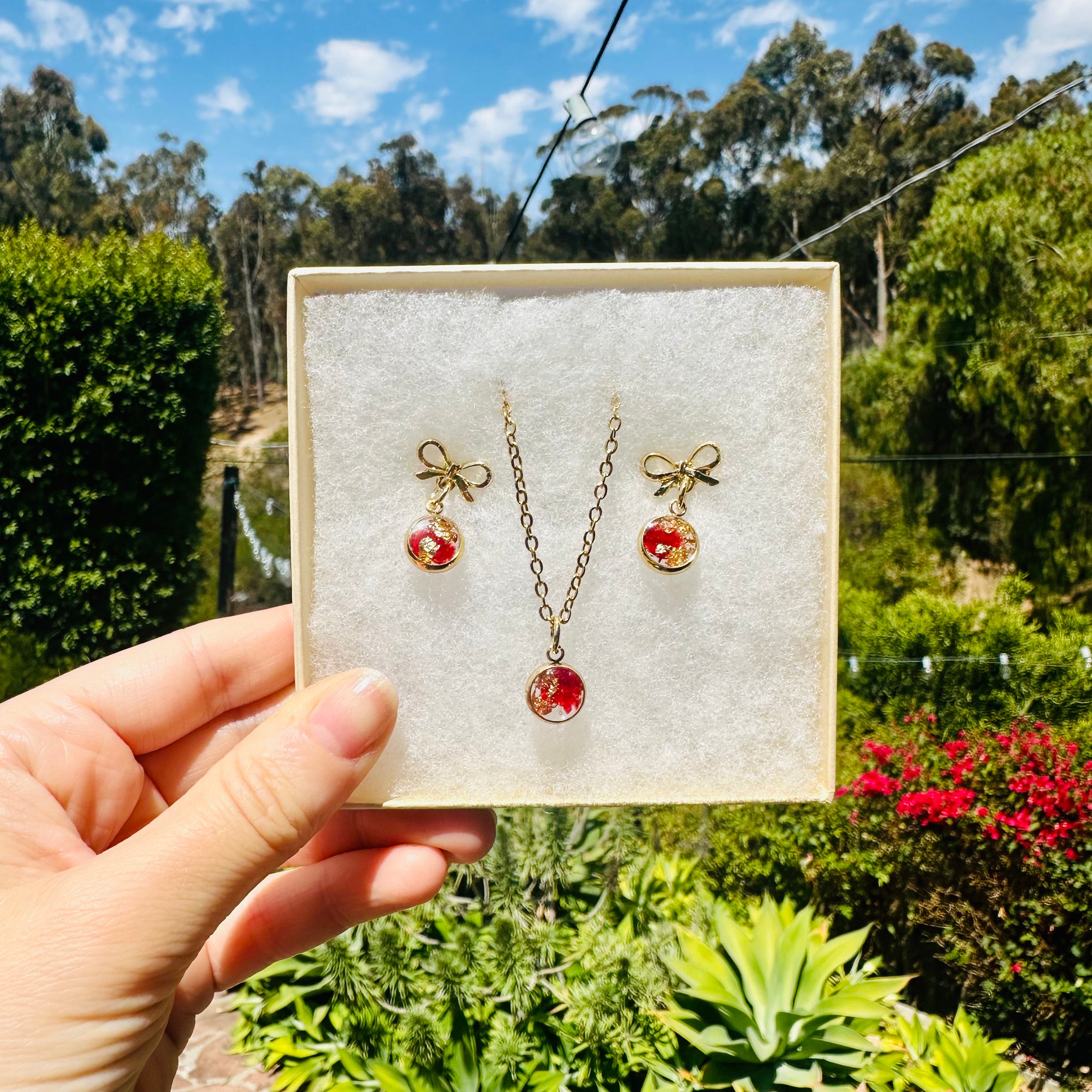Red flower and gold gift box 2