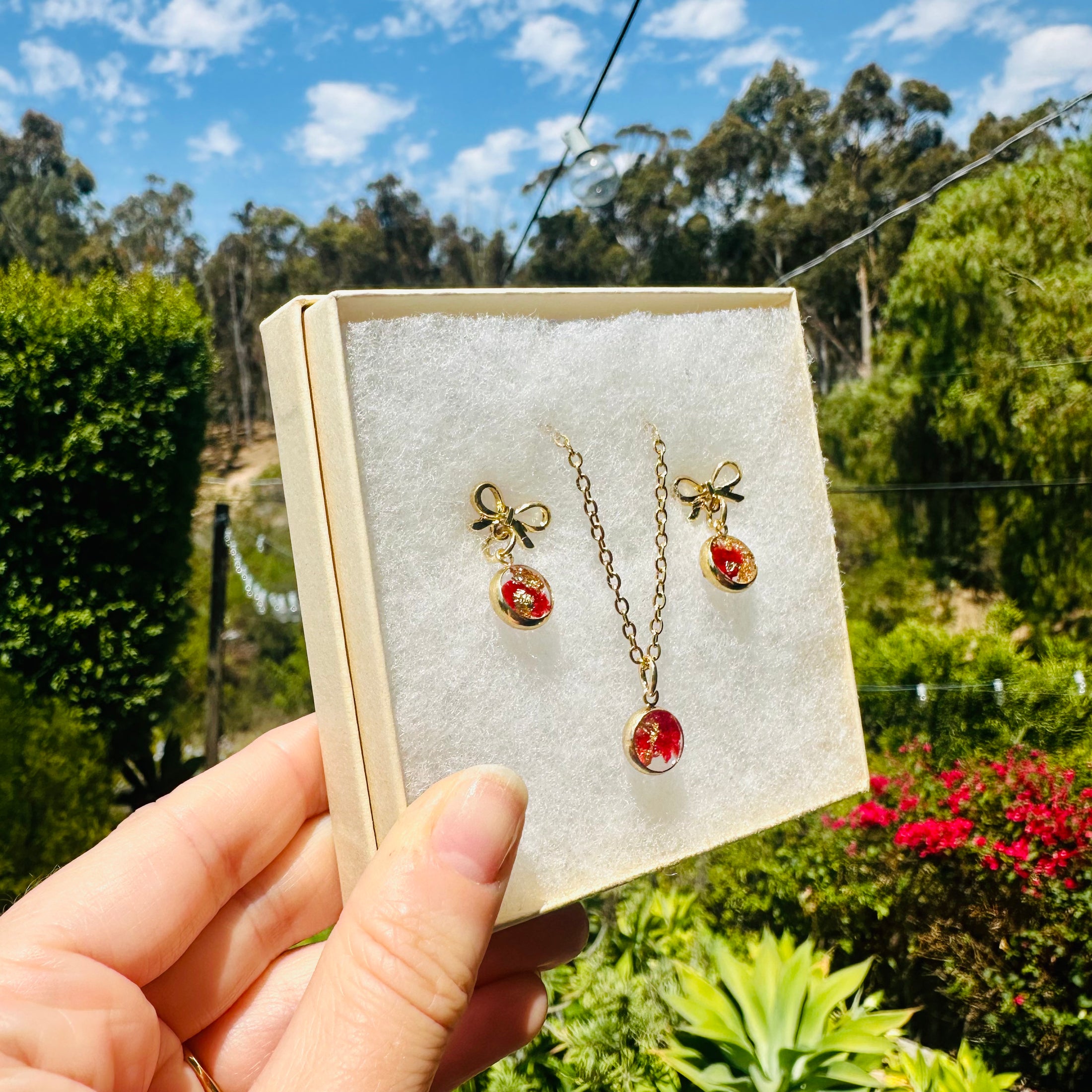 Red flower and gold gift box 2